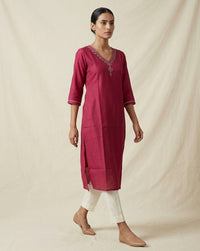 Minimalist Magenta Embroidered V-Neck Straight Kurta 2